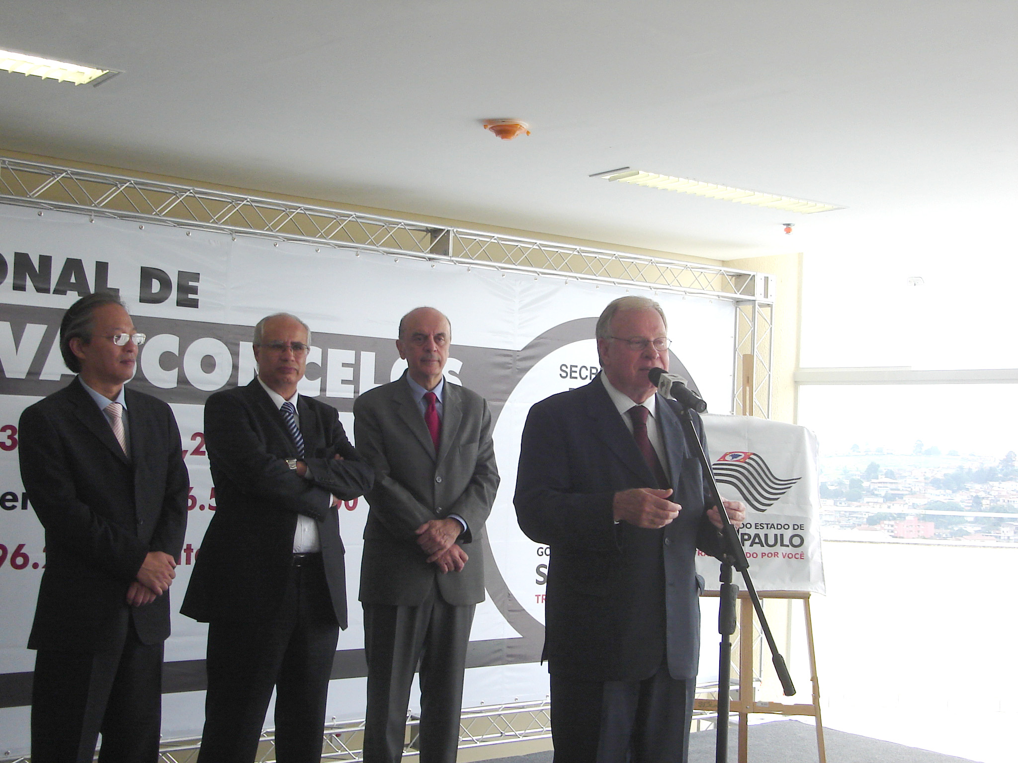 Estevam Galvo acompanha o governador Jos Serra na inaugurao do Hospital Regional de Ferraz de Vasconcelos<a style='float:right;color:#ccc' href='https://www3.al.sp.gov.br/repositorio/noticia/03-2008/ESTEVAM HOSPITAL A.jpg' target=_blank><i class='bi bi-zoom-in'></i> Clique para ver a imagem </a>